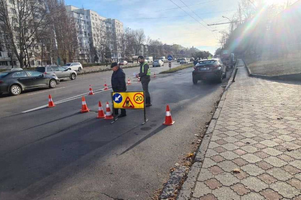 Pe bd Dacia au început lucrările de amenajare a benzii dedicate pentru