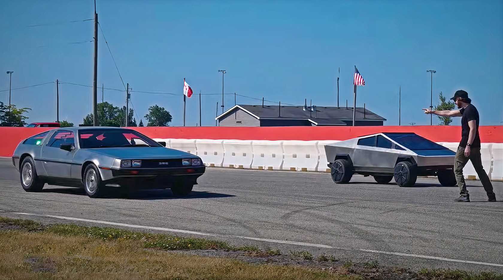 VIDEO Drag Racing DeLorean DMC 12 Versus Un Mini Tesla Cybertruck