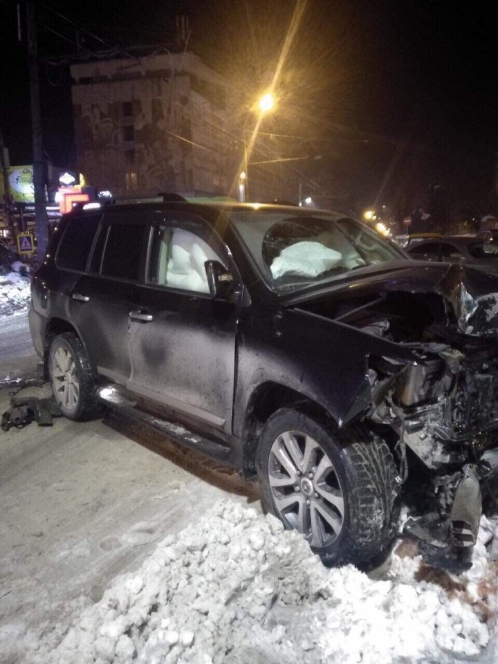 VIDEO Accident grav în centrul capitalei Un Megane a fost făcut zob