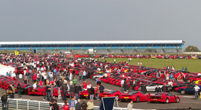 Britanicii au reunit un număr record de autoturisme Ferrari - Photo