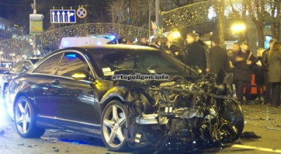 Un Bentley Continental Flying Spur a distrus 9 masini - Photo