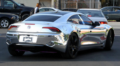 Un Fisker Karma cromat si cu neoane sub podea - Photo