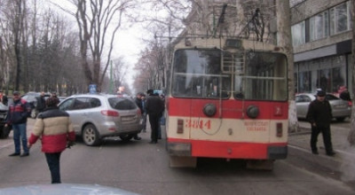 În centrul capitalei un automobil „a decis” să lovească un troleibuz - Photo
