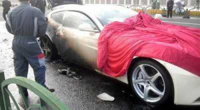 Primul Ferrari FF în flăcări, pe un bulevard din China - Photo