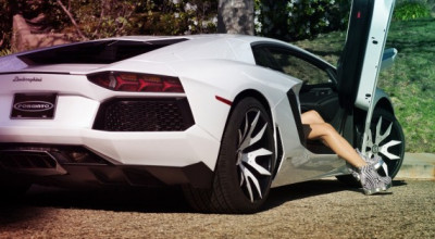 TUNING SEXY: Accesoriu feminin pentru Lamborghini Aventador - Photo