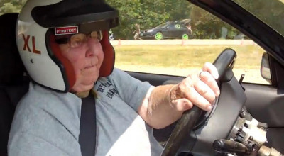 Bunicuţa-pilot conduce la Rallycross deşi are 91 de ani! - Photo