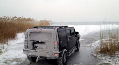 Doua Hummer H2 au cazut prin gheata, in Ungaria - Photo