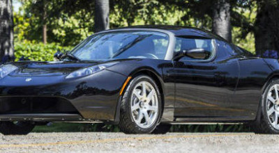 George Clooney isi scoate la licitatie bolidul electric Tesla Roadster - Photo