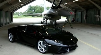 Aventador fata in fata cu un F16 Fighting Falcon - Photo