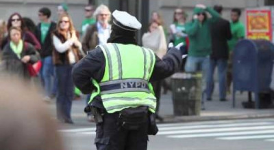 NYPD dirijeaza circulatia dansand - Photo