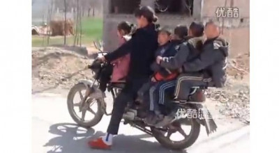 Mama-eroină, varianta pe două roţi... - Photo