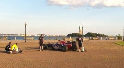 Monopostul Red Bull canta imnul national al Americii - Photo