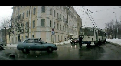 Şoferul unui troleibuz strivit de o maşină! - Photo