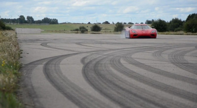 Koenigsegg Agera R vs Bugatti Veyron - Photo