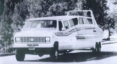 Maşina care a îmbinat o rulotă cu o barcă - Photo