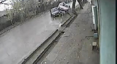 Un BMW seria 5 intra intr-un Opel Vectra - Photo