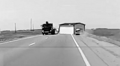 Accident cu o CASA pe sosea?! - Photo