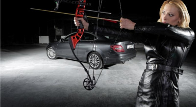 Iulia Vantur ia lectii de tir cu arcul - Photo