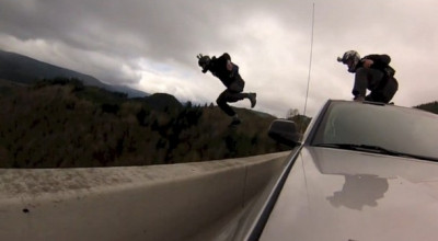 Nu încercaţi asta acasă. B.A.S.E. jump de pe o maşină! - Photo
