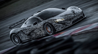 McLaren P1 se prezintă pe circuit în flăcări şi acţiune - Photo