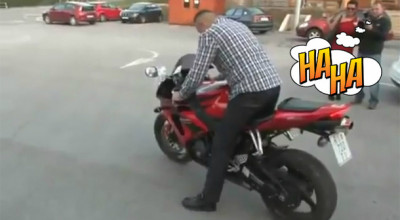  Un motociclist grandoman are parte de o zi proastă - Photo