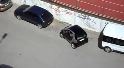 Cum parcheaza o femeie un Smart ForTwo - Photo