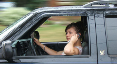 Adolescenţii învaţă să conducă periculos de la părinţi - Photo