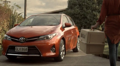 Cât de mult poate iubi un motan noul automobil Toyota Auris - Photo