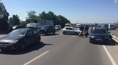 A oprit în mijlocul drumului ca să îşi fixeze mai bine bagajele, ce a urmat se vede în poză! - Photo