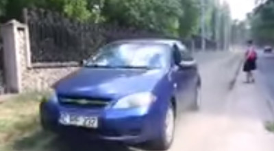 Respectăm tradiţia cu maşinile care se plimbă liber pe trotuar (VIDEO) - Photo