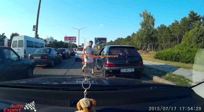 Şoferul buclucaş cu arma în mâină a fost identificat. Poliţia este pe urmele bărbatului aflat în căutare - Photo