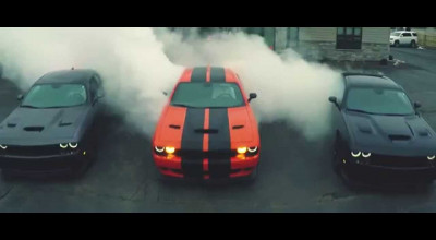 Trei pisicuţe la joacă! Toate trei Dodge Challenger Hellcat (VIDEO) - Photo