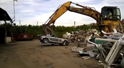 O raritate de Mercedes-Benz SLS AMG şi-a găsit sfârşitul la fier vechi (VIDEO) - Photo