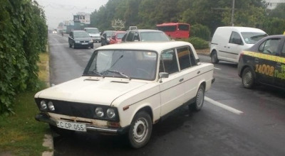 PARCHEZ pe drum, NU-MI PASĂ de alții // Un șofer și-a LĂSAT LADA chiar în mijlocul străzii - Photo