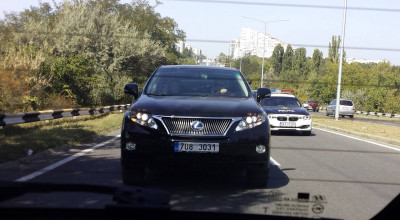 Moldova: Adrian Candu conduce o maşină cu  Moldova: Adrian Candu conduce o maşină cu