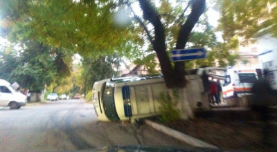 O ambulanţă a fost implicată într-un accident rutier în capitală - Photo