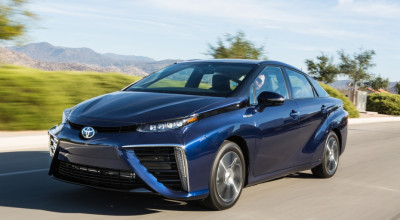 Un jurnalist rus bea APĂ din ţeava de eşapament a noului model Toyota Mirai (VIDEO) - Photo