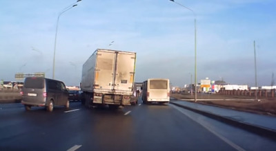 PROFESONALISM! Vezi cum un şofer de camion a reuşit să evite un accident în ultima clipă! (VIDEO) - Photo