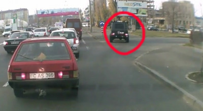 Te-ai săturat să stai în ambuteiaje? Ia-ţi un Gelandewagen şi urcă pe trotuare! (VIDEO) - Photo
