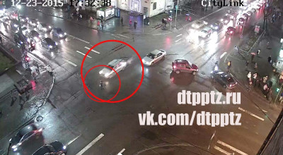 Ai grijă pe unde traversezi strada, să nu o păţeşti ca bărbatul din imagini! (VIDEO) - Photo