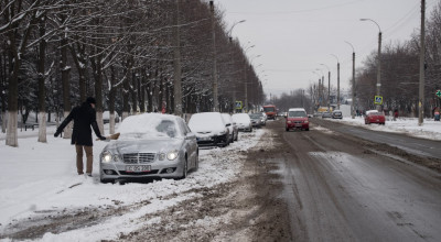 GALERIE FOTO: Cum au întâlnit prima zi de iarnă şoferii din Chişinău - Photo