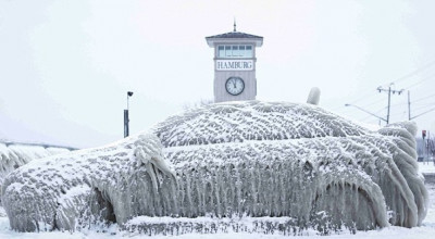 Iată ce pățești dacă îți lași mașina parcată afară la temperaturi de sub 0 C lîngă un lac! - Photo