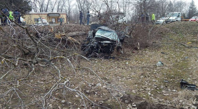 Opt persoane într-un BMW au ajuns victime ale unui accident rutier. Trei pasageri au decedat! - Photo