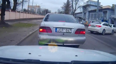 Şoferul acestui Mercedes înmatriculat în Lituania a provocat intenţionat un accident! (VIDEO) - Photo