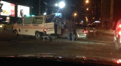Accident grav în capitală cu implicarea unei ambulanțe care transporta un pacient la spital! - Photo