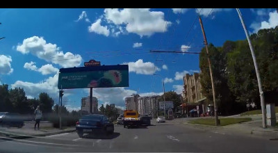 Prea multă insistenţă strică! Un şofer şi-a şifonat maşina pentru că a forţat intrarea pe altă bandă! - Photo