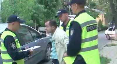 Caut prostituate! Este declarația unui taximetrist băut tras pe dreapta de polițiști. - Photo