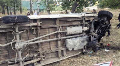 Unul după altul. Grav accident în apropiere de Sociteni. Un microbuz cu pasageri s-a răsturnat - Photo