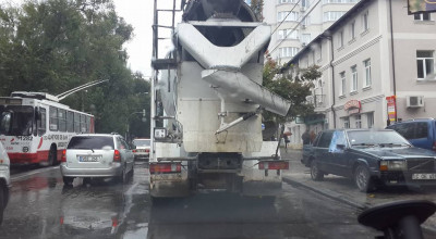 Proprietarul unui BMW din capitală a avut de suferit de pe urma acestei betoniere! - Photo