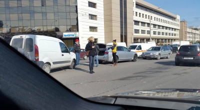 ACCIDENT: Cel puţin cinci automobile au avut de suferit într-un accident pe str M. Viteazul din capitală - Photo